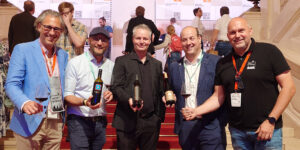 Feiern am Hauptplatz 5 Jahre „Vino Neustadt“ und das erste Weinquadrat: Martin Reinelt, die Winzer Horst Gager, Leo Aumann sowie Christoph Donabaum und Wolfgang Stockmayer.