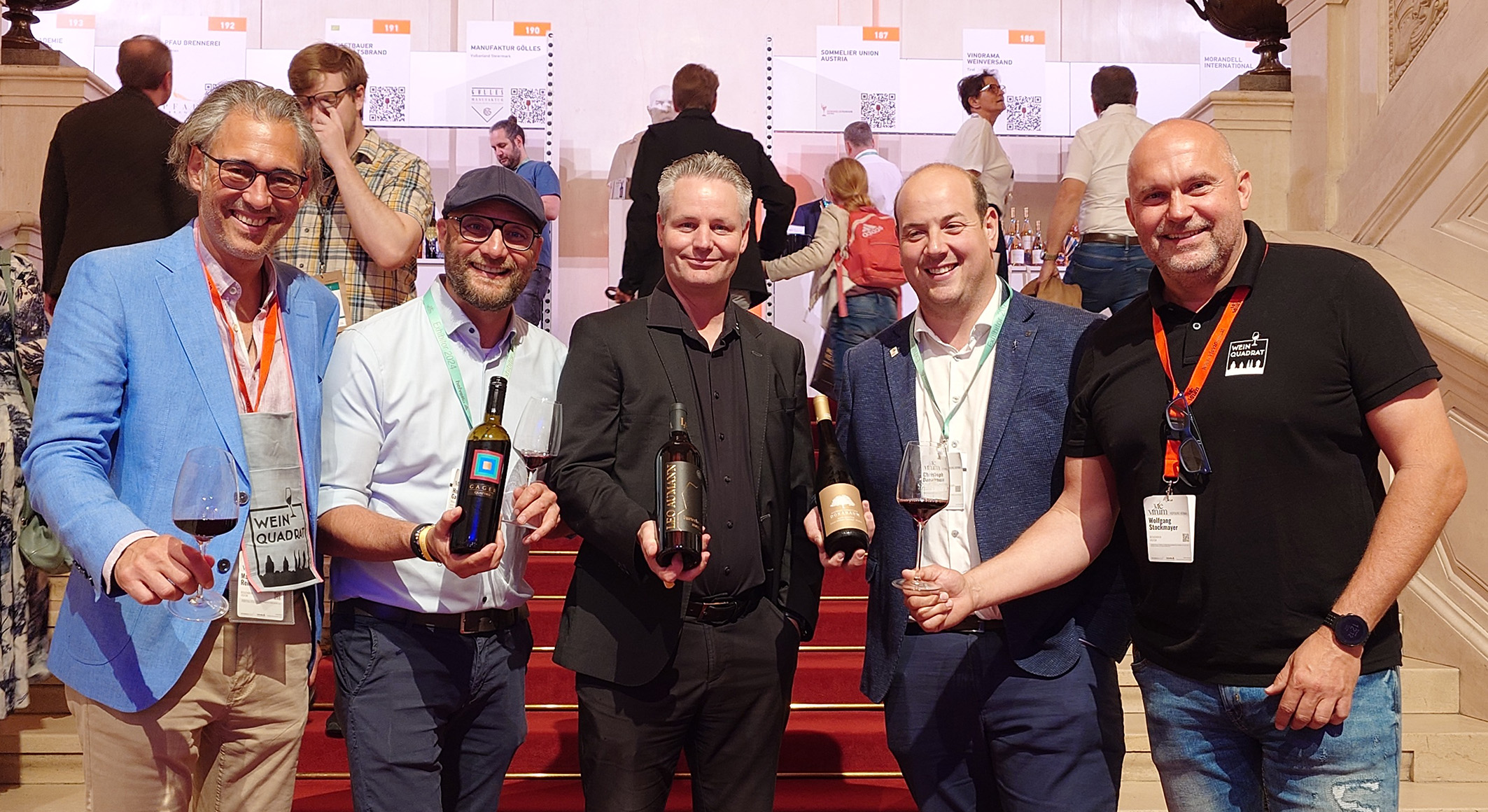 Feiern am Hauptplatz 5 Jahre „Vino Neustadt“ und das erste Weinquadrat: Martin Reinelt, die Winzer Horst Gager, Leo Aumann sowie Christoph Donabaum und Wolfgang Stockmayer.